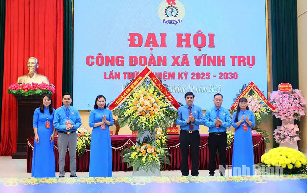 Đồng chí Nguyễn Hải Long, Tỉnh uỷ viên, Phó Chủ tịch Uỷ ban MTTQ Việt Nam tỉnh, Chủ tịch LĐLĐ tỉnh tặng hoa chúc mừng Đại hội.