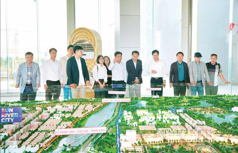 Các đại biểu tham quan mô hình Khu đô thị Thời đại và đổi mới sáng tạo do Tập đoàn Sun Group đầu tư xây dựng tại phường Hà Nam.