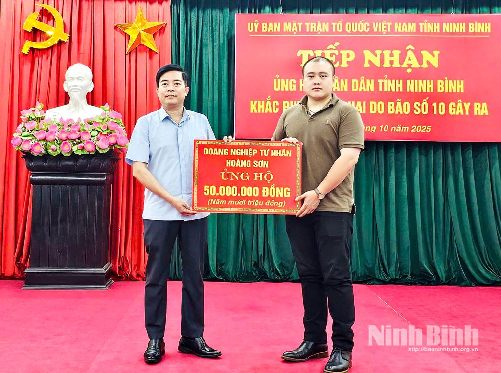 Doanh nghiệp tư nhân Hoàng Sơn hỗ trợ 50 triệu đồng giúp nhân dân tỉnh Ninh Bình khắc phục hậu quả bão số 10. ảnh: Minh Hải