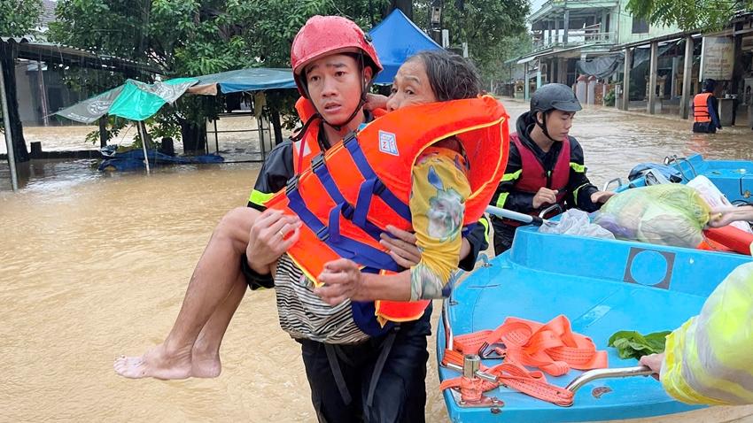 Lực lượng Cảnh sát PCCC và CNCH tại TP. Huế hỗ trợ di dời người dân ra khỏi vùng ngập sâu. Ảnh: baochinhphu