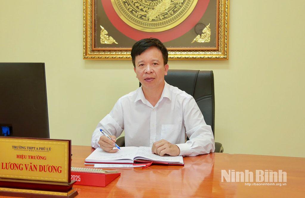 Thầy giáo Lương Văn Dương, Bí thư Đảng ủy, Hiệu trưởng Trường THPT A Phủ Lý.