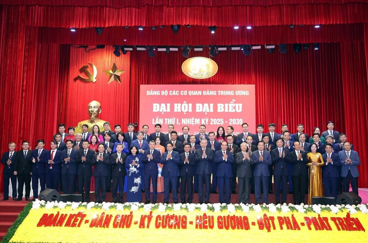 Tổng Bí thư Tô Lâm, các đồng chí lãnh đạo, nguyên lãnh đạo Đảng, Nhà nước và các đại biểu dự Đại hội Đảng bộ các cơ quan Đảng Trung ương lần thứ I, nhiệm kỳ 2025-2030. Ảnh: Thống Nhất/TTXVN