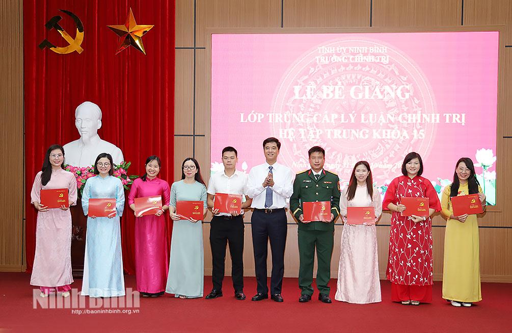 Đồng chí Phan Thành Công, Tỉnh ủy viên, Hiệu trưởng Trường Chính trị tỉnh trao Bằng tốt nghiệp cho các học viên.