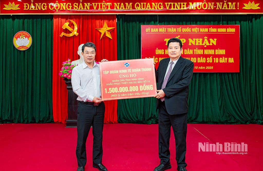 Tập đoàn kinh tế Xuân Thành ủng hộ nhân dân tỉnh Ninh Bình khắc phục thiệt hại do bão số 10. Ảnh: Ngọc Linh