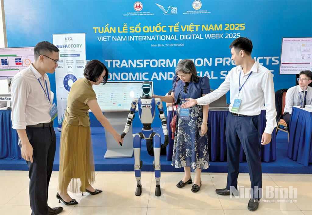 Các đại biểu trải nghiệm sản phẩm Robot tự hành thông minh trưng bày tại Tuần lễ Số Quốc tế Việt Nam 2025.
