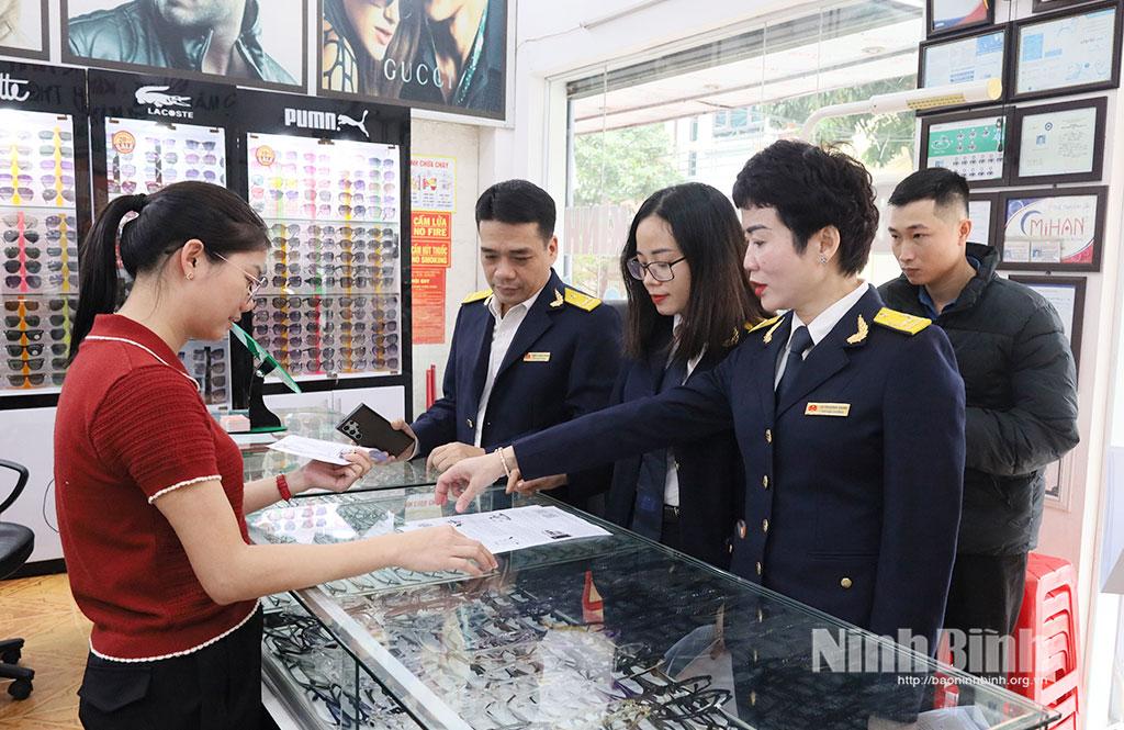 Cán bộ Thuế cơ sở 10 tuyên truyền, hướng dẫn các hộ kinh doanh từ thuế khoán sang tự kê khai.