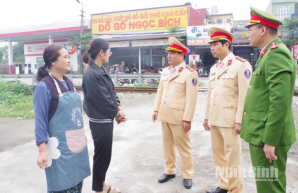 Phòng Cảnh sát giao thông, Công an tỉnh phối hợp tuyên truyền pháp luật về trật tự ATGT đường sắt cho người dân.