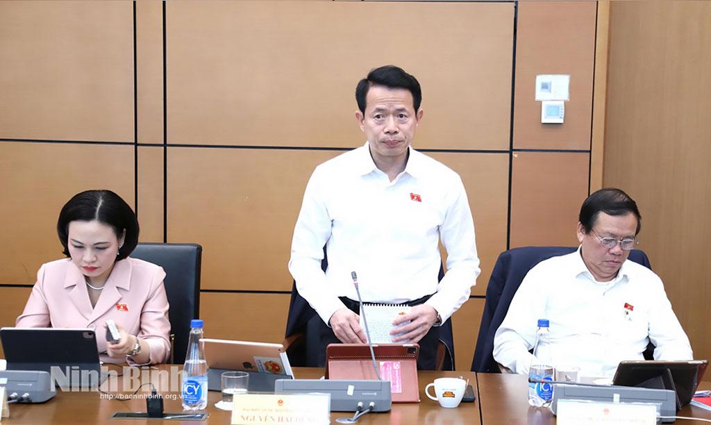 Đại biểu Nguyễn Hải Dũng, Phó Trưởng Đoàn ĐBQH tỉnh Ninh Bình tham gia góp ý thảo luận tại Tổ.