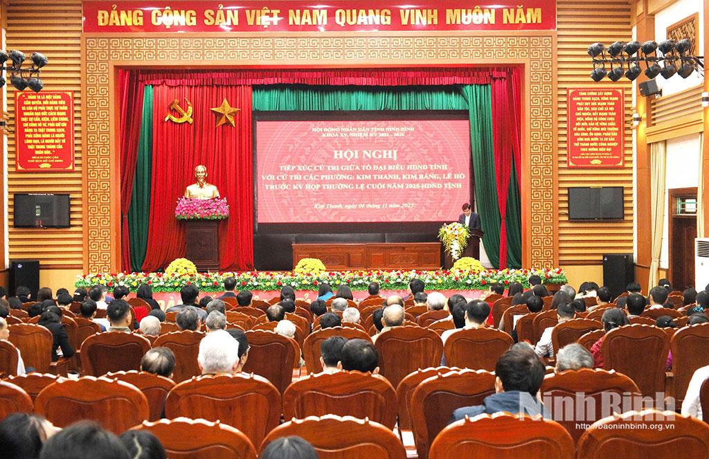 Quang cảnh hội nghị tiếp xúc cử tri.