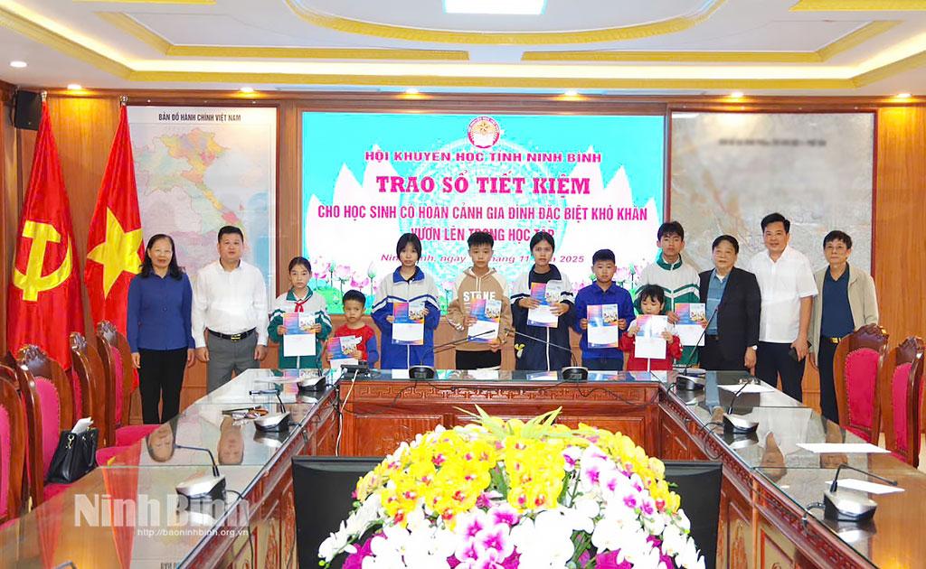 Hội Khuyến học tỉnh trao sổ tiết kiệm cho các cháu học sinh có hoàn cảnh khó khăn trên địa bàn.