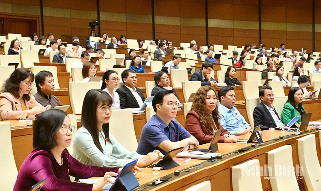 Đoàn ĐBQH tỉnh Ninh Bình dự phiên thảo luận tại Hội trường Diên Hồng sáng 14/11.