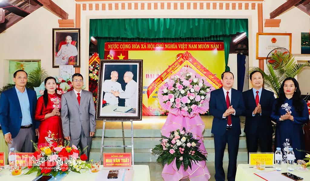 Đồng chí Mai Văn Tuất, Phó Bí thư Tỉnh uỷ, Chủ tịch Ủy ban MTTQ Việt Nam tỉnh tặng hoa và bức ảnh “Bác Hồ và Bác Tôn bắt tay kết đoàn” cho tổ dân phố Ngô Tân, phường Tiên Sơn.