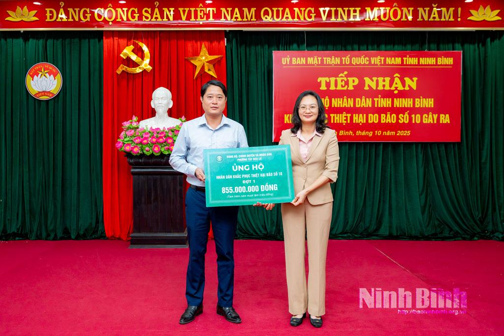 Phường Tây Hoa Lư ủng hộ nhân dân khắc phục thiệt hại do cơn bão số 10 gây ra. Ảnh: Ngọc Linh