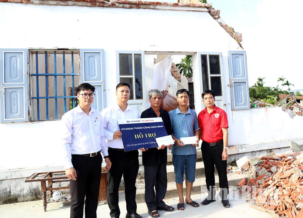 Đại diện Hội chữ Thập đỏ tỉnh, các nhà hảo tâm, doanh nghiệp trao tiền hỗ trợ gia đình ông Hoàng Trọng Khiêm (sinh năm 1934), thôn Phú Bình, xã Quỹ Nhất. Ảnh: Minh Đường