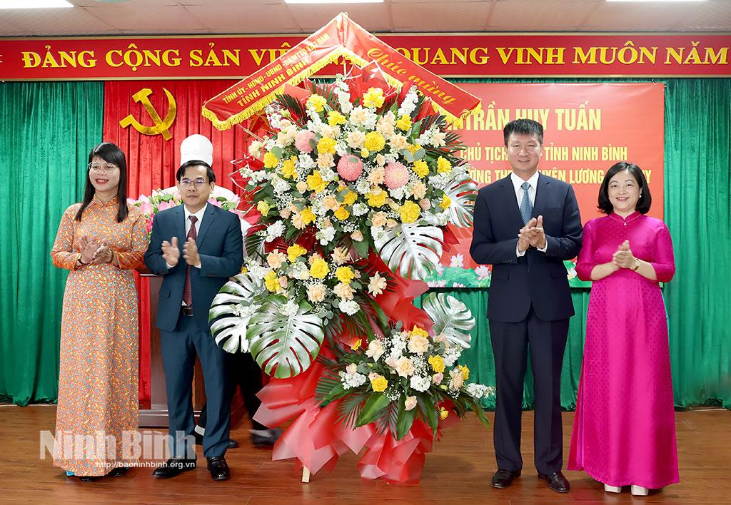 Đồng chí Trần Huy Tuấn, Phó Bí thư Tỉnh ủy, Chủ tịch UBND tỉnh tặng hoa chúc mừng các thầy cô giáo Trường THPT chuyên Lương Văn Tụy nhân kỷ niệm 43 năm Ngày Nhà giáo Việt Nam (20/11/1982-20/11/2025).