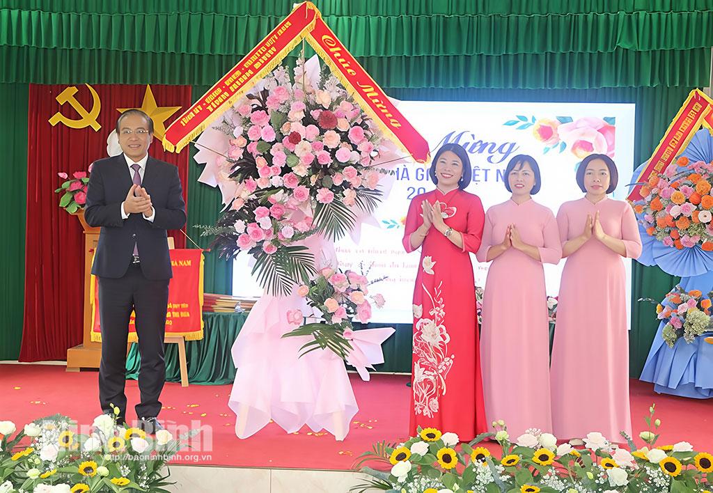 Đồng chí Đặng Thanh Sơn, Ủy viên Ban Thường vụ Tỉnh ủy, Phó Chủ tịch Thường trực HĐND tỉnh tặng hoa chúc mừng Trường Mầm non Yên Nam. Ảnh: Phùng Thống