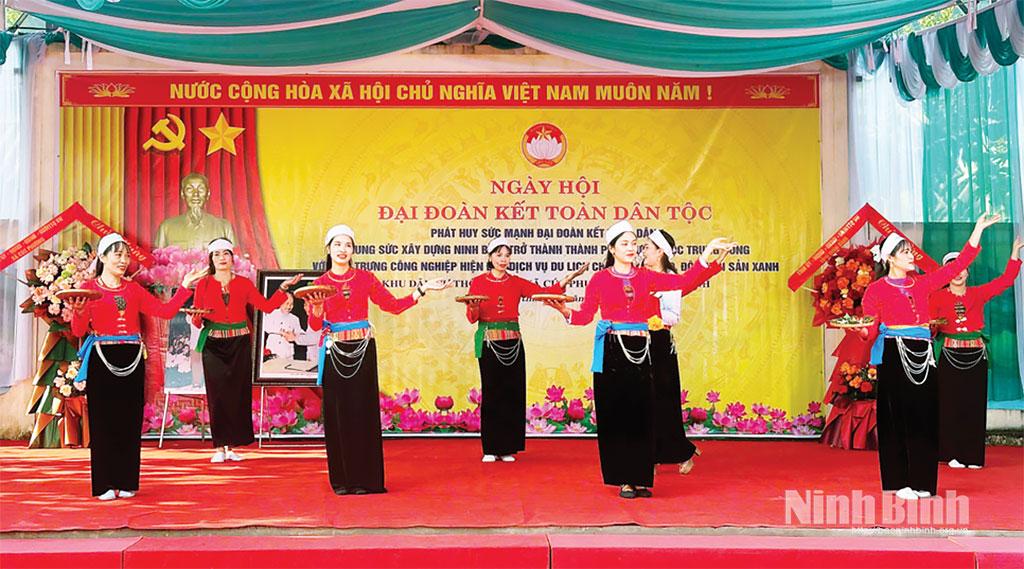 Tiết mục văn nghệ tại Ngày hội Đại đoàn kết toàn dân tộc ở thôn Nga 3, xã Cúc Phương.