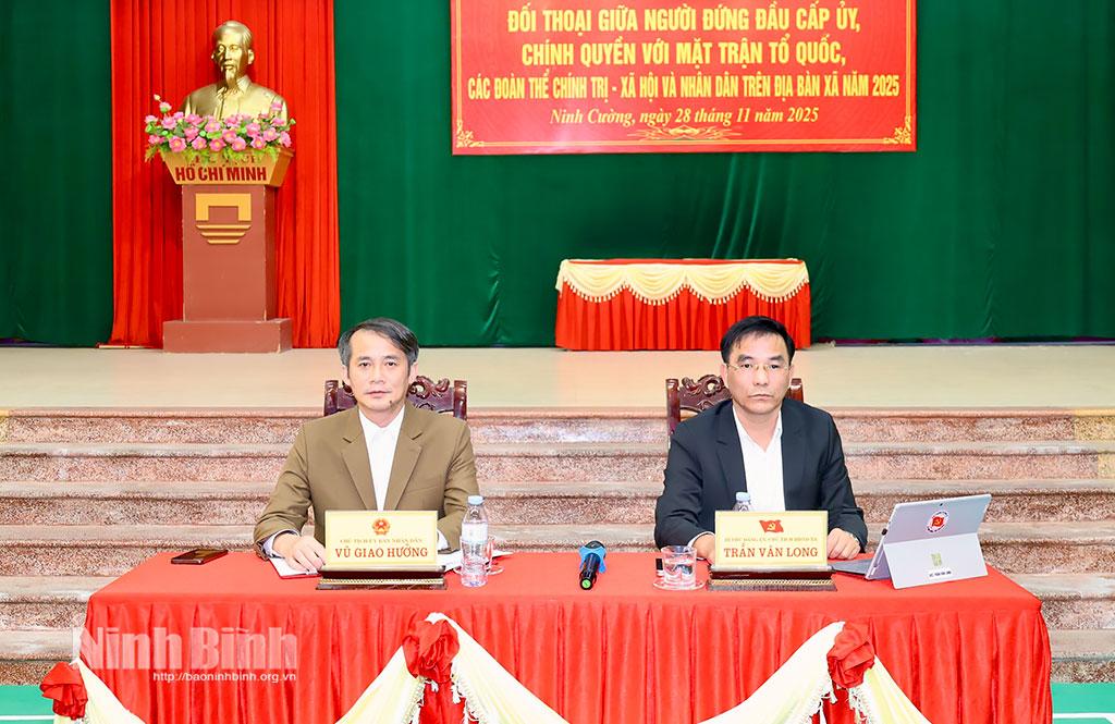 Các đồng chí lãnh đạo xã Ninh Cường chủ trì hội nghị đối thoại.