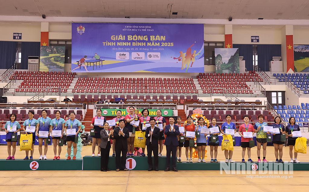 Ban Tổ chức trao cúp, huy chương vàng, bạc, đồng nội dung đồng đội nữ.