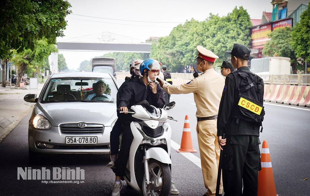 Lực lượng CSGT Công an tỉnh tăng cường xử lý vi phạm nồng độ cồn đối với người tham gia giao thông.