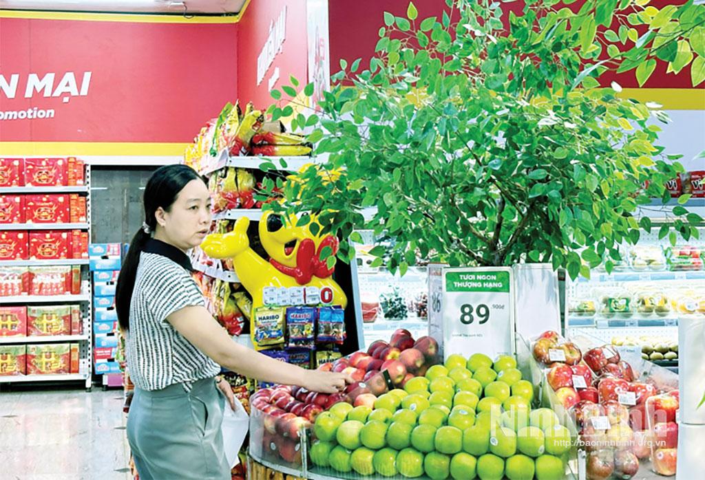 Người dân mua sắm tại Siêu thị WinMart, phường Hoa Lư.