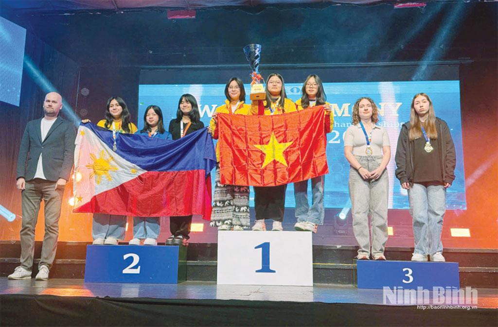 Kỳ thủ Nguyễn Ngọc Hiền (đứng giữa) và đồng đội nhận Huy chương Vàng nội dung G18.