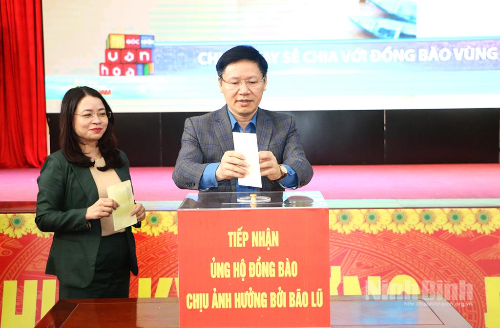 Phường Lý Thường Kiệt tham gia ủng hộ đồng bào vùng lũ khu vực miền Trung, Tây Nguyên. Ảnh: Phùng Thống