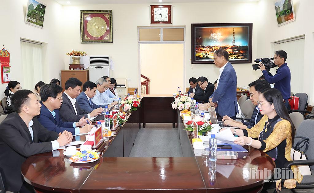 Các đại biểu dự buổi làm việc.