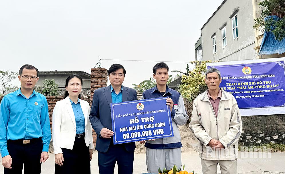 Đồng chí Nguyễn Hải Long, Tỉnh uỷ viên, Phó Chủ tịch Ủy ban MTTQ Việt Nam tỉnh trao biển biểu trưng hỗ trợ kinh phí xây nhà cho gia đình anh Đặng Văn Phong (xóm Thanh Long, xã Gia Vân). Ảnh: Lan Anh