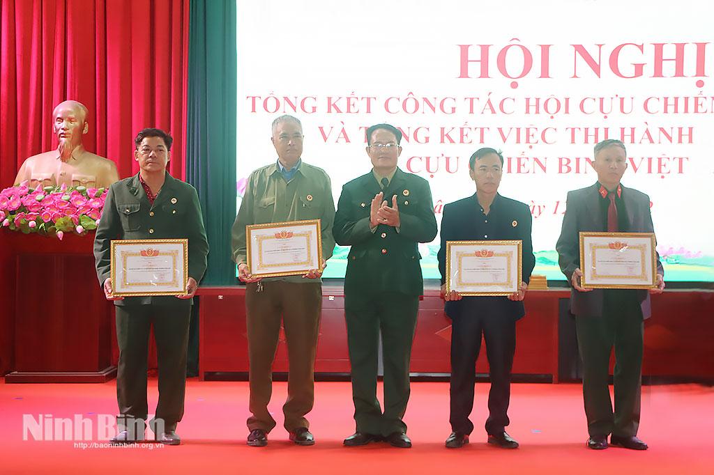 Lãnh đạo Hội Cựu chiến binh phường Châu Sơn khen thưởng cho các tập thể, cá nhân có thành tích xuất sắc trong công tác Hội năm 2025.