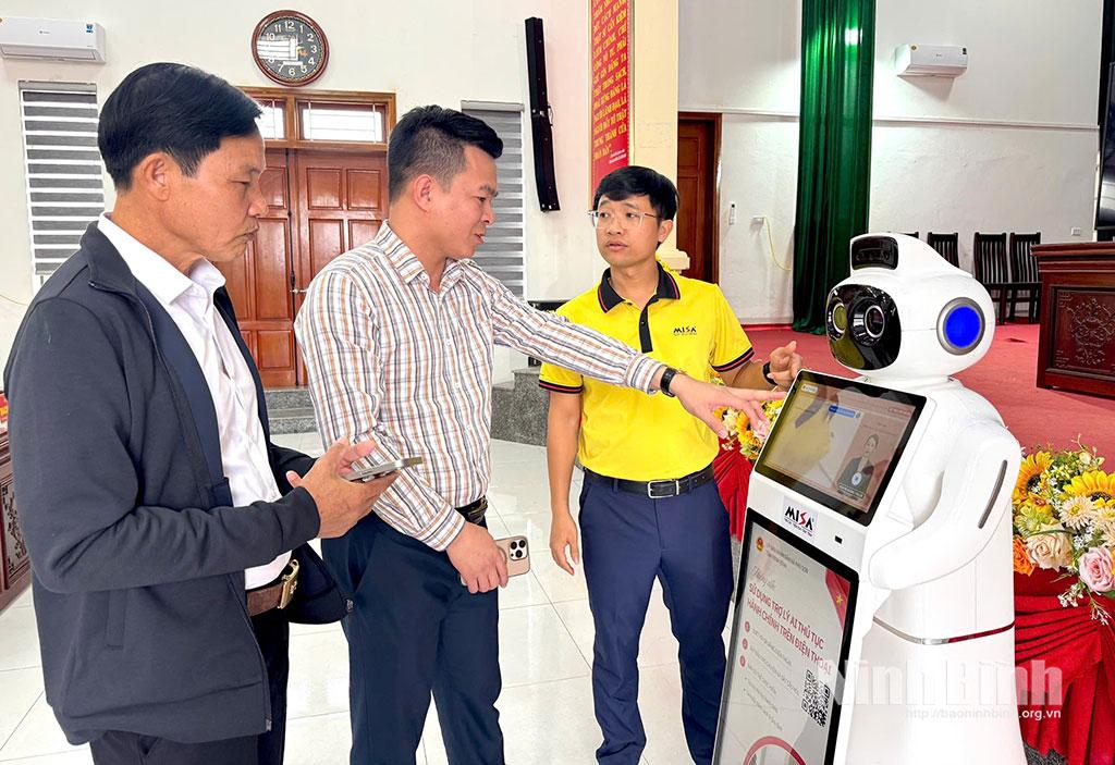 Các đại biểu trải nghiệm sử dụng Robot lễ tân MISA phục vụ giải đáp các thủ tục hành chính công