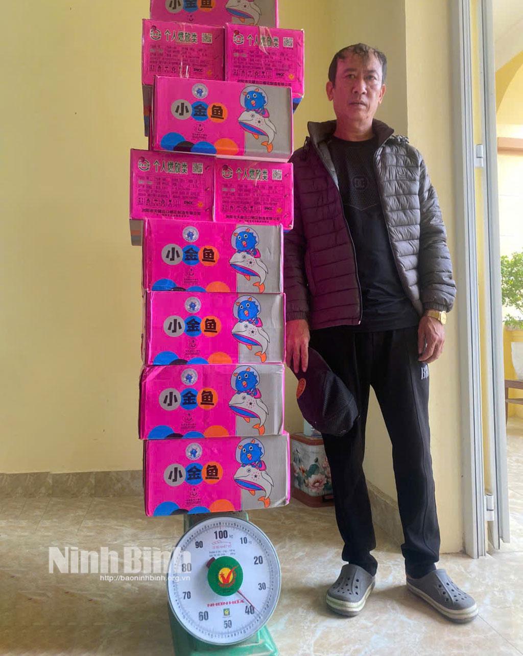 Đối tượng Đặng Đình Tuấn và tang vật.