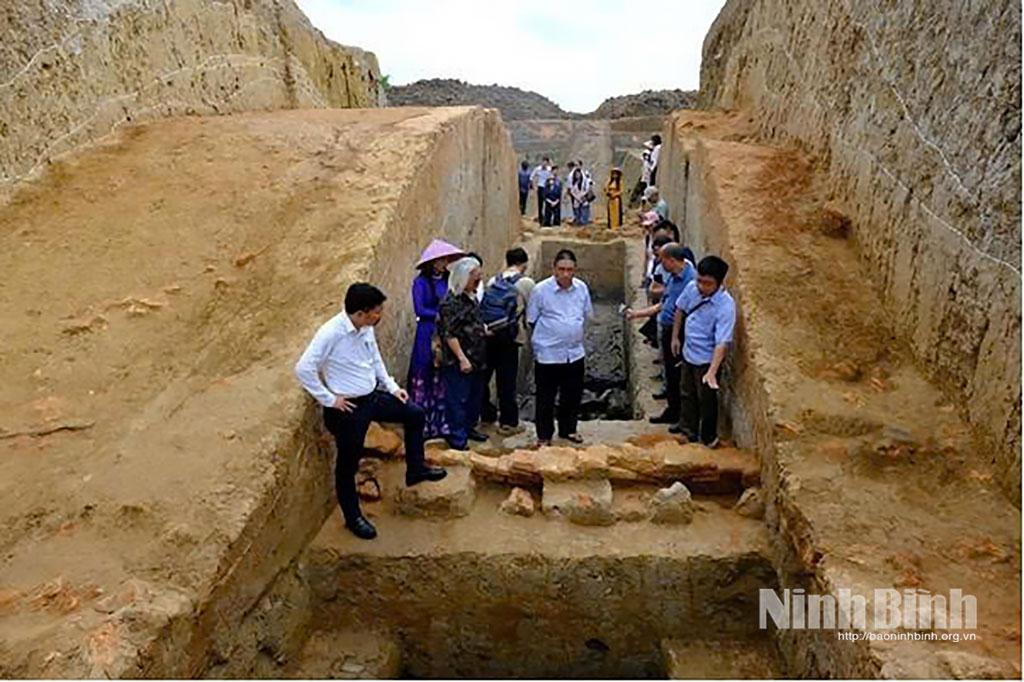 Các đại biểu tham quan hố khai quật Tường Thành Dền.