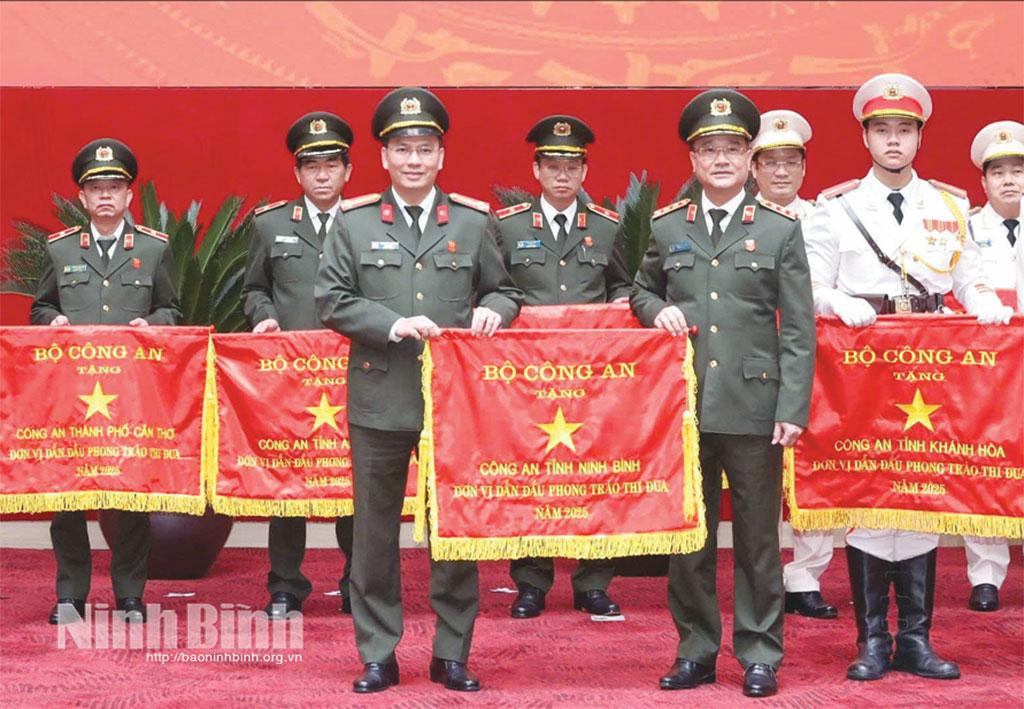 Đồng chí Thượng tá Cù Quốc Thắng, Bí thư Đảng ủy, Giám đốc Công an tỉnh nhận Cờ dẫn đầu phong trào thi đua năm 2025 do lãnh đạo Bộ Công an trao tặng tại Hội nghị Công an toàn quốc lần thứ 81.