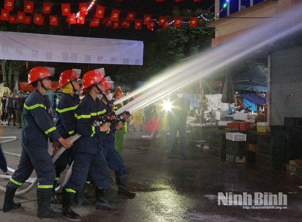 Lực lượng Cảnh sát PCCC và CNCH phối hợp thực hiện thực tập phương án chữa cháy, CNCH.