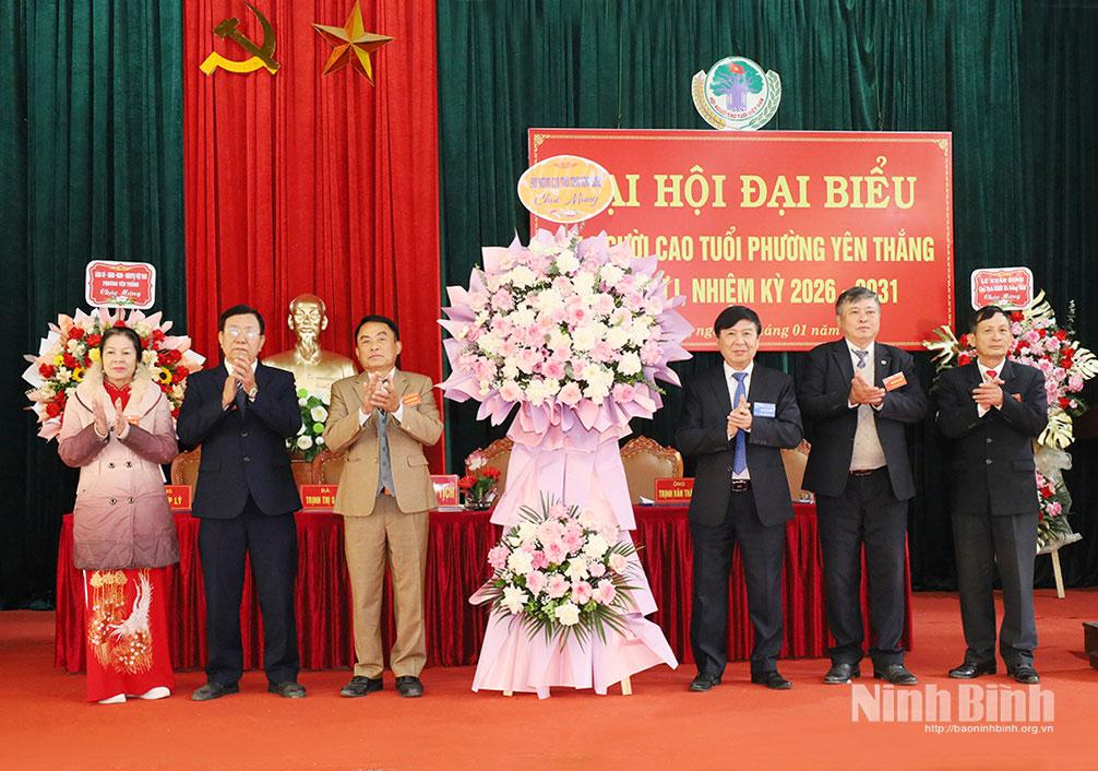 Lãnh đạo Hội Người Cao tuổi tỉnh tặng hoa chúc mừng Đại hội.