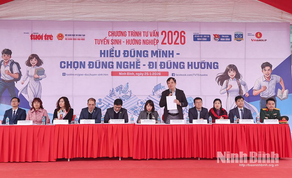 Các chuyên gia tư vấn đến từ Bộ Giáo dục và Đào tạo; các trường Đại học giải đáp những băn khoăn, thắc mắc của phụ huynh, học sinh.