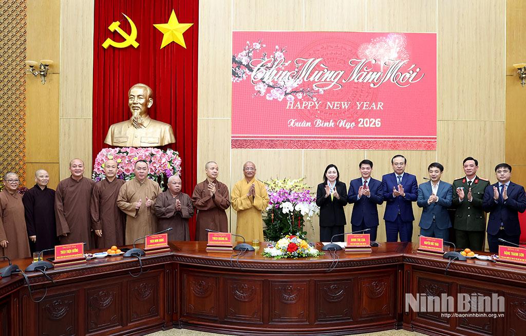 Đoàn đại biểu Ban Trị sự Giáo hội Phật giáo Việt Nam tỉnh tặng hoa chúc mừng Tỉnh ủy, HĐND, UBND, Ủy ban MTTQ Việt Nam tỉnh.