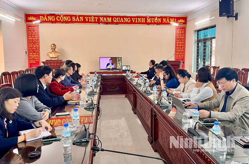 Các đại biểu dự hội nghị tại điểm cầu Ninh Bình.