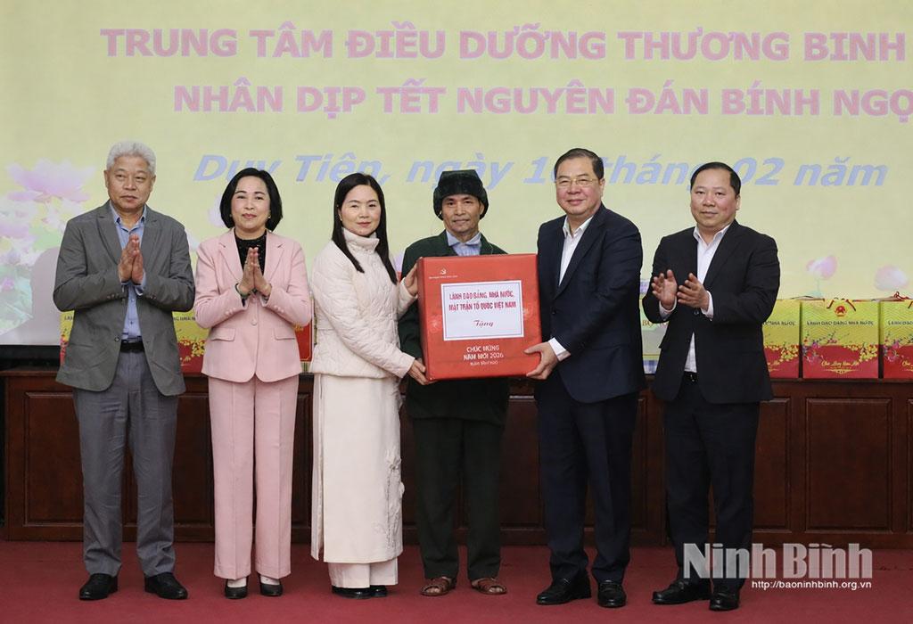 Đồng chí Phạm Gia Túc, Ủy viên Bộ Chính trị, Bí thư Trung ương Đảng, Chánh Văn phòng Trung ương Đảng trao quà Tết cho Trung tâm điều dưỡng thương binh Duy Tiên.