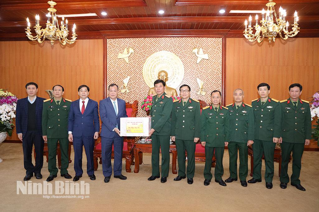 Đồng chí Lê Quốc Chỉnh, Phó Bí thư Tỉnh ủy, Chủ tịch HĐND tỉnh và các đại biểu tặng quà chúc Tết cán bộ, chiến sĩ Bộ Tư lệnh Quân khu 3.