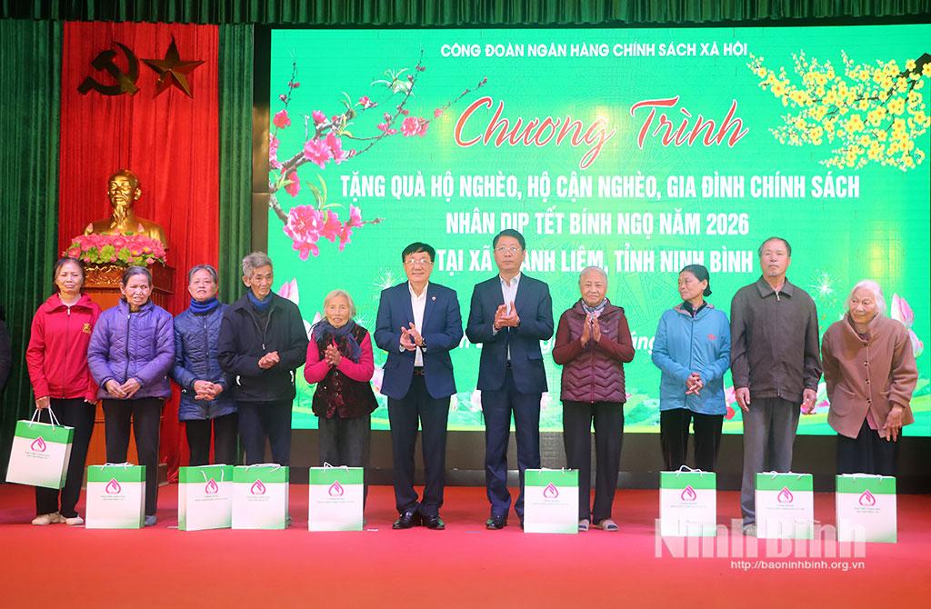 Lãnh đạo tỉnh và Ngân hàng CSXH Việt Nam trao quà cho các hộ nghèo, cận nghèo, gia đình chính sách xã Thanh Liêm.