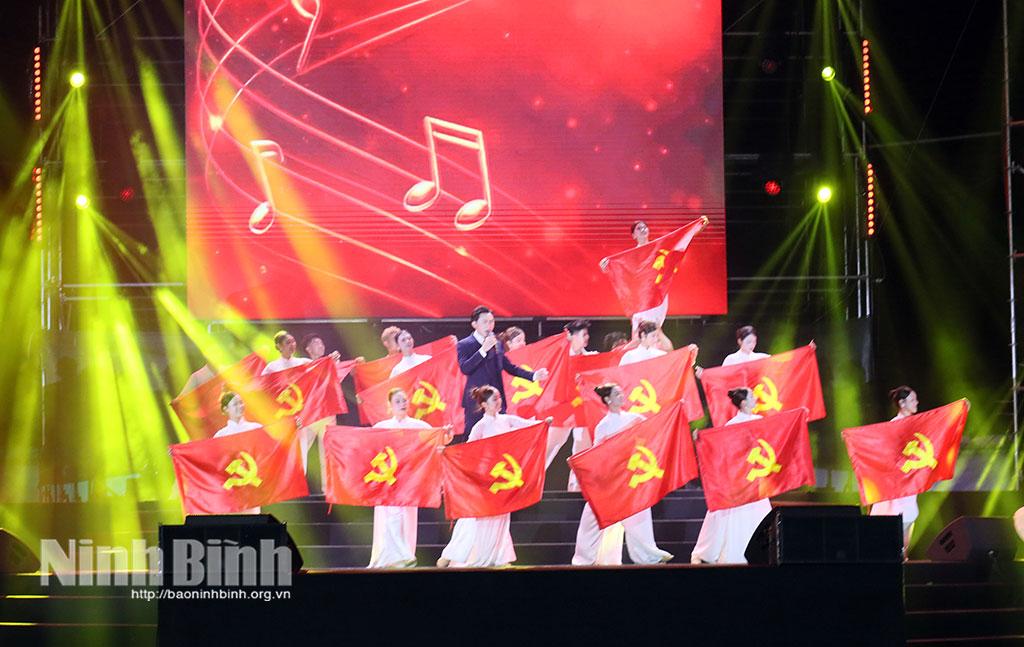 Tiết mục biểu diễn ca ngợi Đảng quang vinh, Bác Hồ vĩ đại trong chương trình nghệ thuật “Tết quê hương Ninh Bình - 2026" được tổ chức tại Quảng trường Trống Đọi Tam. Ảnh: Lê Dũng