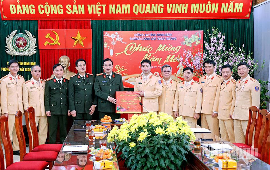 Đồng chí Thượng tá Cù Quốc Thắng, Giám đốc Công an tỉnh kiểm tra, tặng quà động viên cán bộ, chiến sĩ Phòng Cảnh sát giao thông Công an tỉnh.