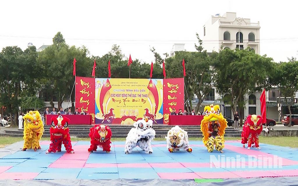 Biểu diễn múa lân tại chương trình.