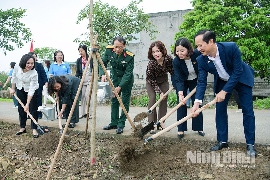 Các đại biểu và hội viên phụ nữ tham gia trồng cây tại phường Nam Hoa Lư.