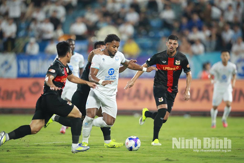Xuân Son nỗ lực thi đấu giúp CLB Thép Xanh Nam Định có trận thắng ngược dòng ấn tượng.