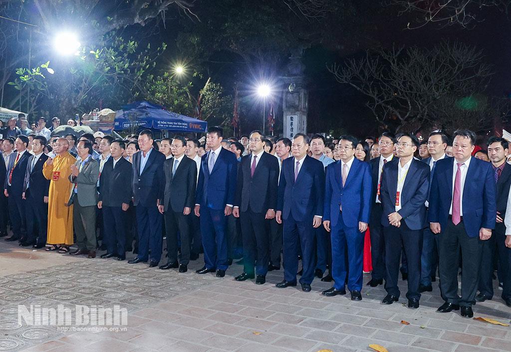 Các đồng chí lãnh đạo Trung ương, lãnh đạo tỉnh và các đại biểu dâng hương tưởng nhớ các Vua Trần và Đức Thánh Trần - Quốc công Tiết chế Hưng Đạo Đại vương Trần Quốc Tuấn.