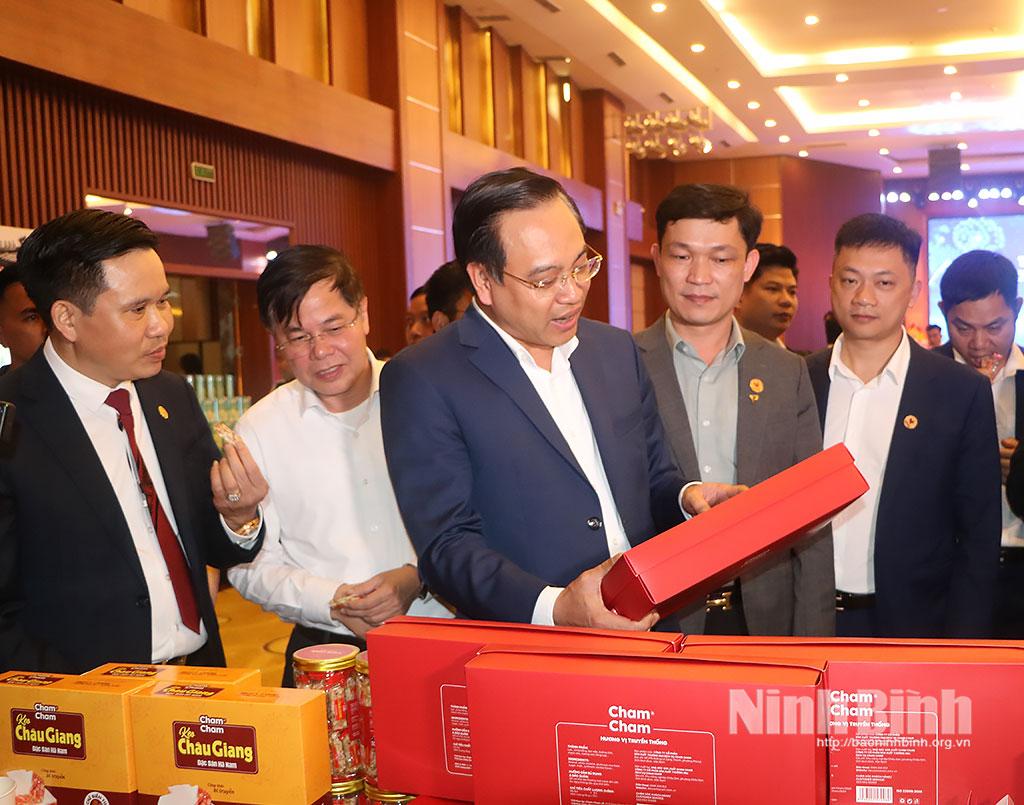 Đồng chí Đặng Thanh Sơn, Ủy viên Ban Thường vụ Tỉnh ủy, Phó Chủ tịch UBND tỉnh thăm các gian hàng tại Triển lãm sản phẩm và xúc tiến thương mại năm 2026 của Hội Doanh nhân trẻ tỉnh.