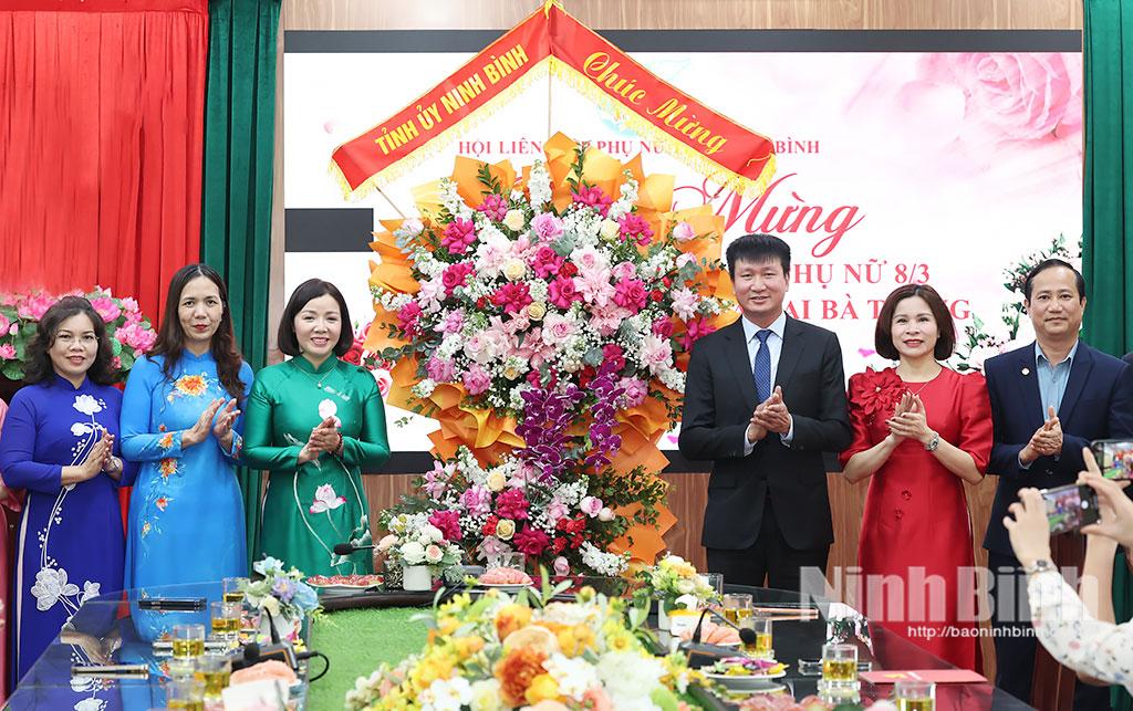 Đồng chí Trần Huy Tuấn, Ủy viên Trung ương Đảng, Bí thư Tỉnh ủy tặng hoa chúc mừng Hội Liên hiệp Phụ nữ tỉnh nhân kỷ niệm Ngày Quốc tế Phụ nữ 8/3.